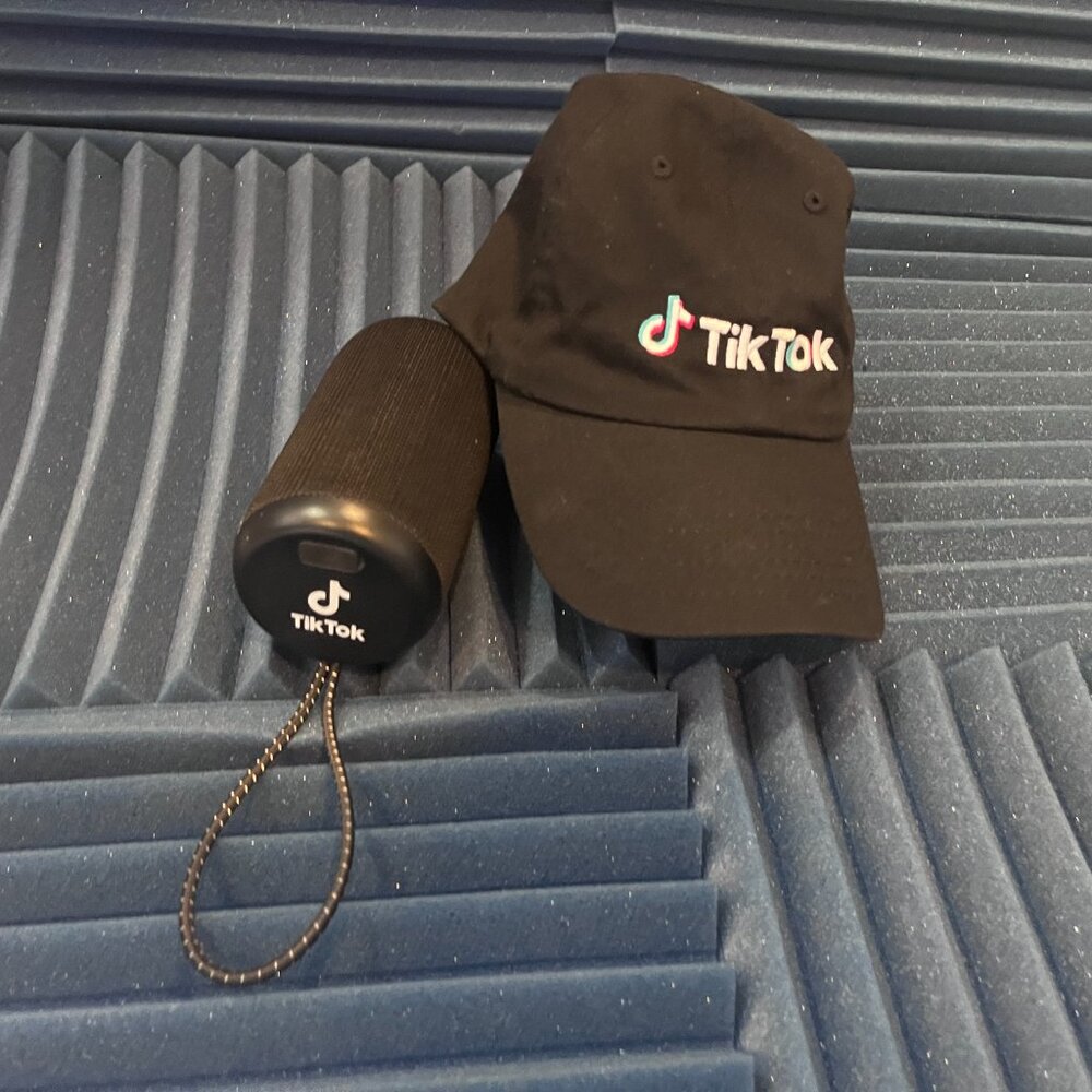 TIK TOK swag combo: USB speaker and baseball cap